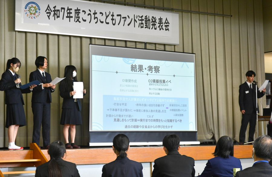スライドを使って活動を報告する高校生（高知市新本町１丁目の江ノ口小学校）