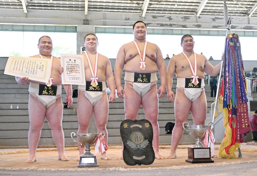 団体優勝した鳥取城北。左から片桐、川崎、サンチルガリデ、冨山（春野相撲場＝森本敦士撮影）