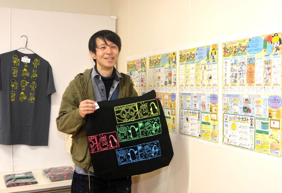 「大人の考えではたどり着けない作品に出合えるのが面白い」と子どもたちの漫画を評する村岡マサヒロさん（高知市の高知こどもの図書館）