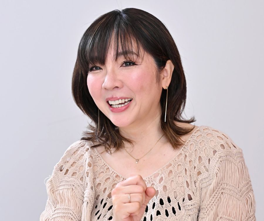 「これからも多くの人の心を勇気づけられる歌をつくっていきたい」と話す岡本真夜（高知新聞社＝河本真澄撮影）