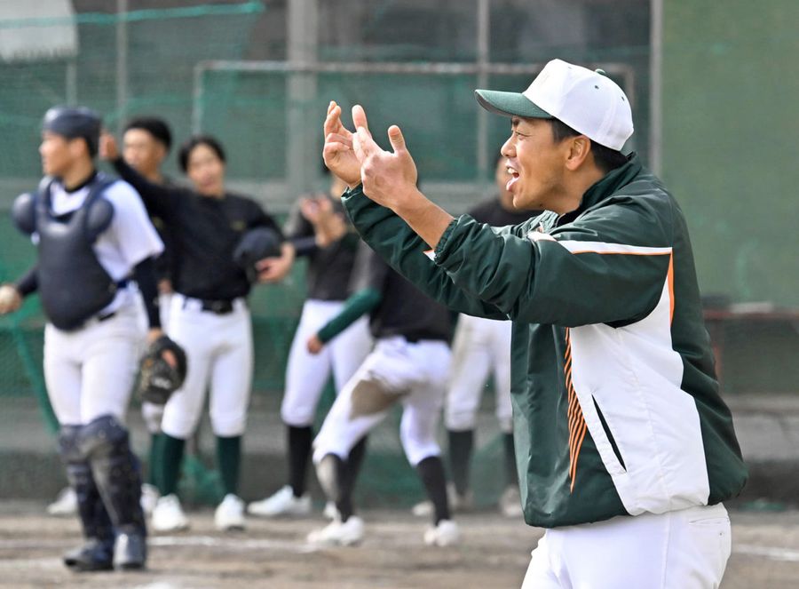 率先して雰囲気を盛り上げる高知農高野球部の下坂充洋監督＝手前。ＯＢは「部員との距離が近くなった」（南国市上野田＝新田祐也撮影）