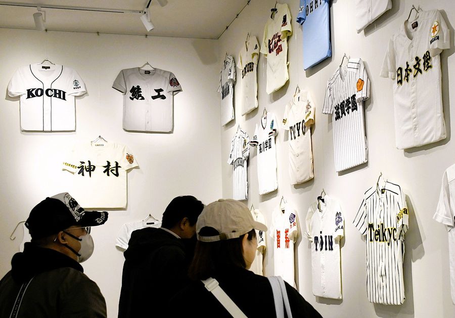 企画コーナーに陳列されている高知農のユニホーム＝左奥。右端には初戦で当たる日本文理のユニホームも見える（いずれも兵庫県西宮市の甲子園歴史館）