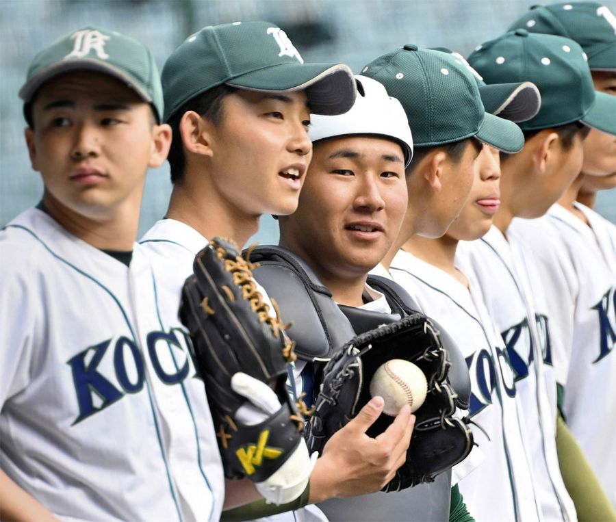 高知農業の不動のエース山下蒼生投手＝左から２人目＝と、女房役の山本滉壬朗捕手＝同３番目（１４日、甲子園球場＝新田祐也撮影）