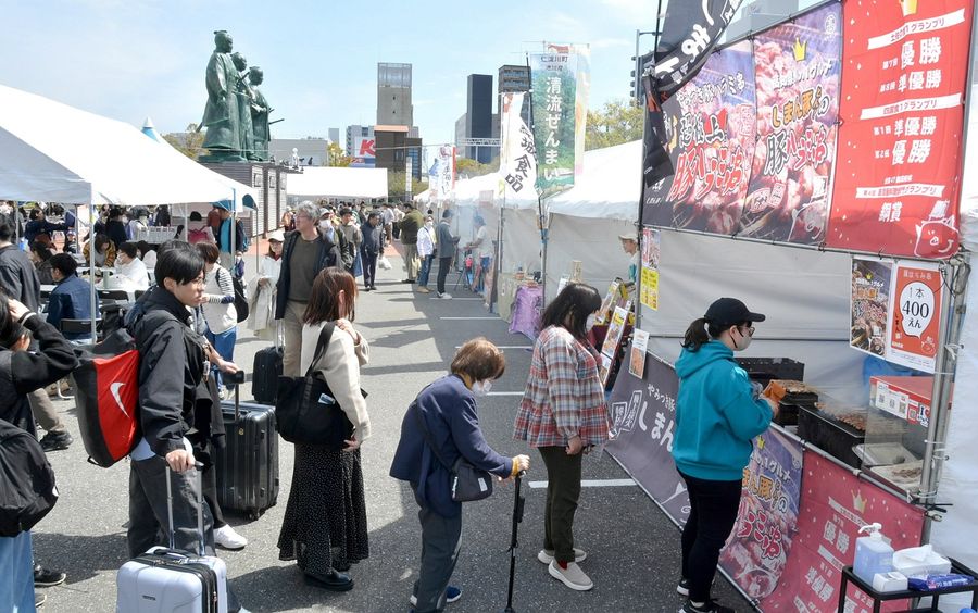 ご当地グルメを楽しむ人でにぎわう土佐の食１グランプリ（高知市北本町２丁目の「こうち旅広場」）