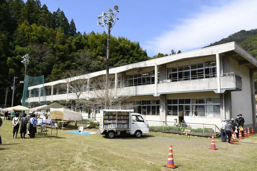 「イノビアートキャンプ×出張高知蔦屋書店」が開催されている旧下八川小学校