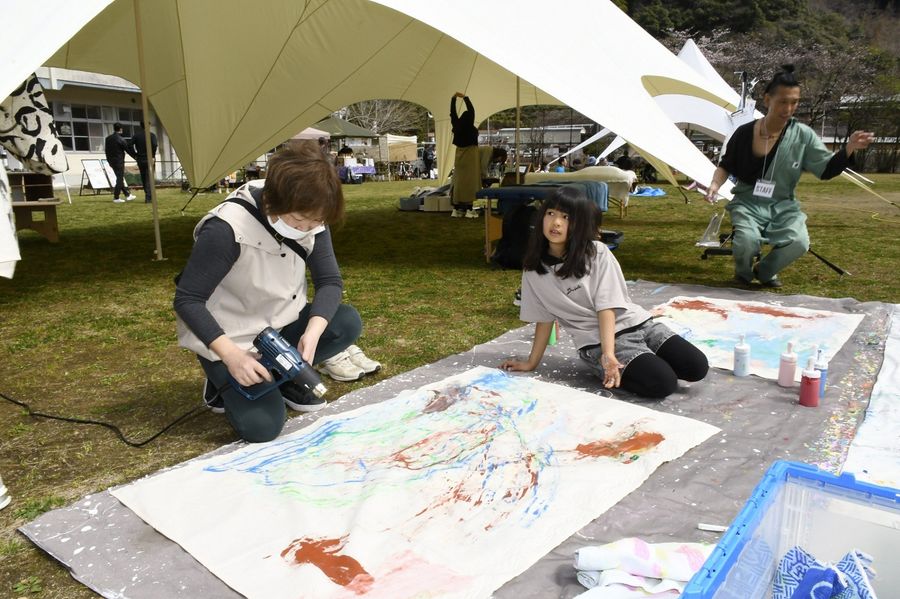ポンチョ作りなど多彩な創作体験が楽しめる「イノビアートキャンプ×出張高知蔦屋書店」（写真はいずれもいの町の旧下八川小学校）