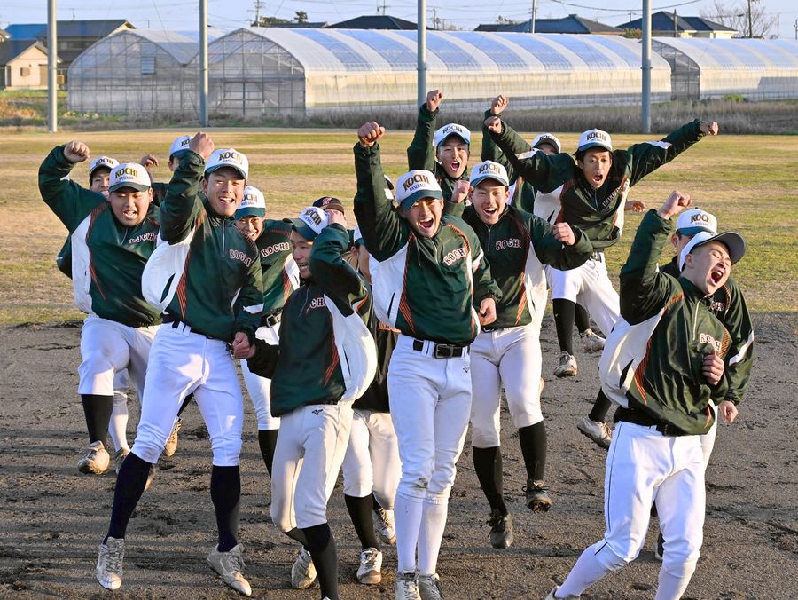 甲子園での全力プレーを誓う高知農ナイン。夢の舞台で笑顔の花を咲かせる（南国市上野田＝新田祐也撮影）