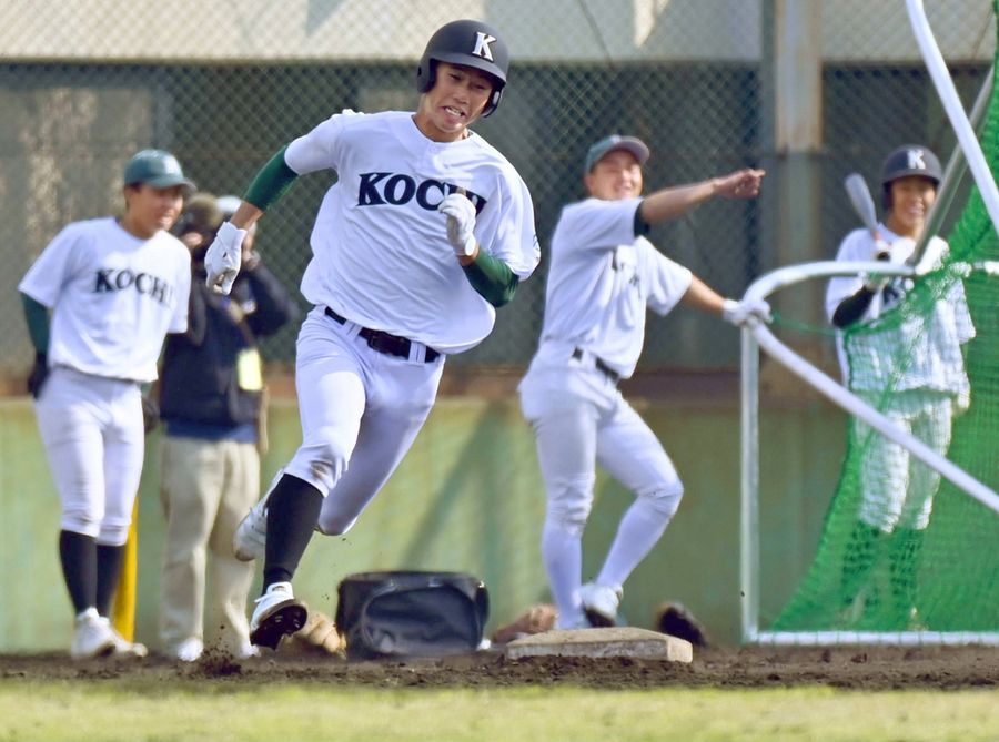 初戦へ向け、最後の割り当て練習に臨む高知農ナイン（写真はいずれも兵庫県西宮市の鳴尾浜臨海野球場＝新田祐也撮影） 