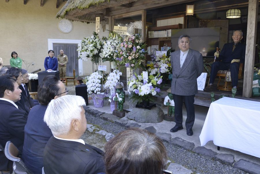 椅子に腰掛ける宮脇修館長のほぼ等身大フィギュア（右手奥）も登場した「しのぶ会」＝四万十町打井川の海洋堂かっぱ館