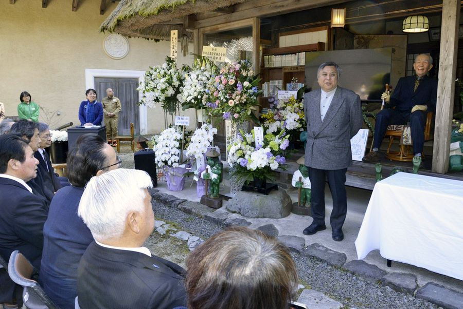 椅子に腰掛ける宮脇修館長のほぼ等身大フィギュア(右手奥)も登場した「しのぶ会」=四万十町打井川の海洋堂かっぱ館