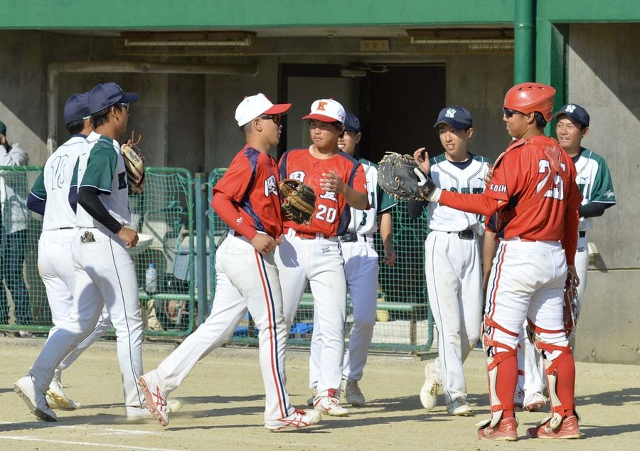 【岡豊・高知農―足立学園】６回表の守りを無失点で終わらせ、ベンチ前でタッチを交わす岡豊・高知農ナイン（春野ソフトボール専用球場）
