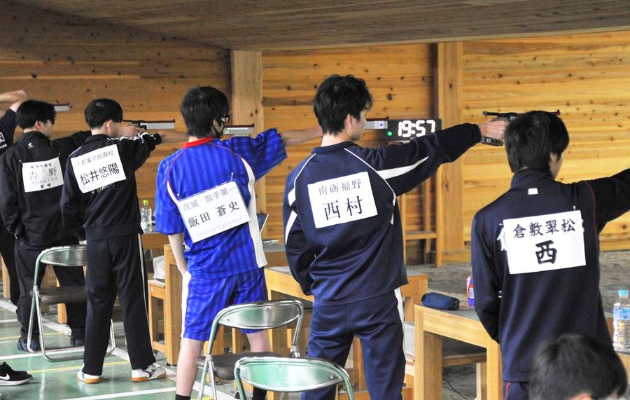２０日、春野射撃場で開幕したライフル射撃の全国高校選抜大会。初日は男女のビームピストルが行われた