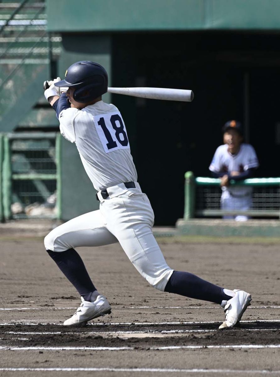 【安芸―岡豊】６回表岡豊無死一塁、４番・指名打者の日向が右前打を放つ。この試合５打数３安打１打点の活躍（日本トーター野球場）