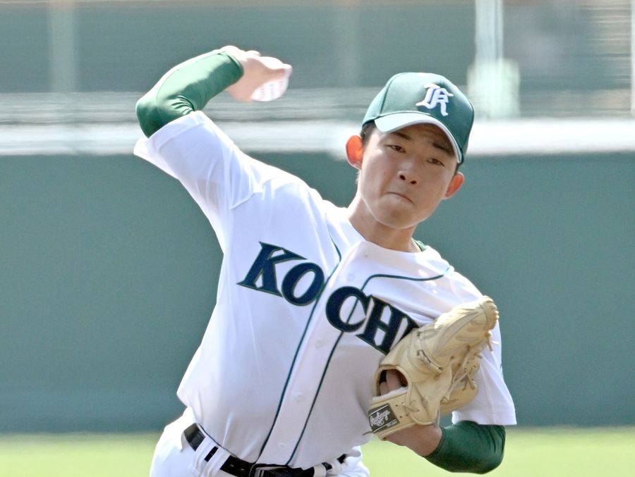 甲子園で力投する高知農の先発、山下投手