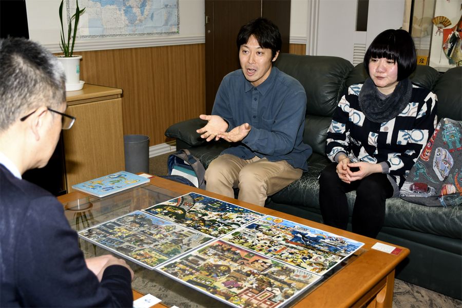 絵本制作費の寄付を呼びかける飯島悠史さん（土佐市宇佐町竜の明徳義塾中高校竜キャンパス）