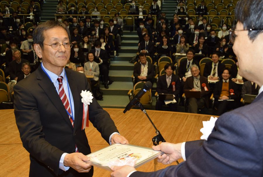 「学校情報化先進地域」の認定証を受け取る前田圭一教育長（左）＝香美市土佐山田町宮ノ口の高知工科大学