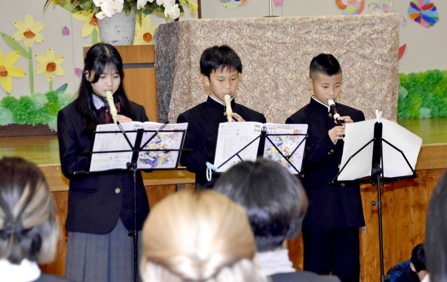 田ノ口小学校の休校式でリコーダーを演奏する6年生(黒潮町下田の口)