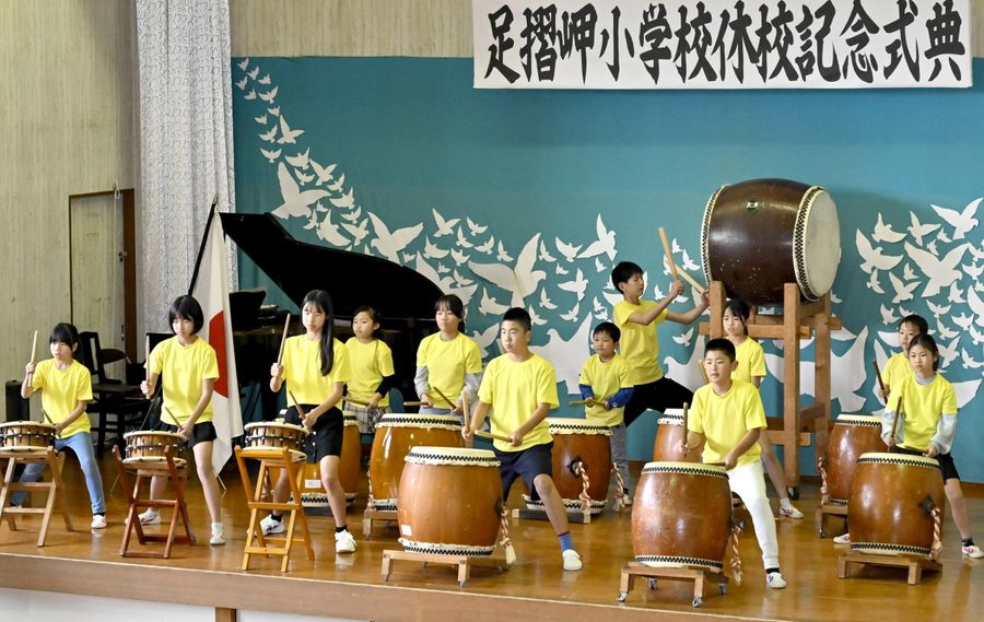 威勢良く足摺太鼓を披露する足摺岬小児童（土佐清水市足摺岬の同校）