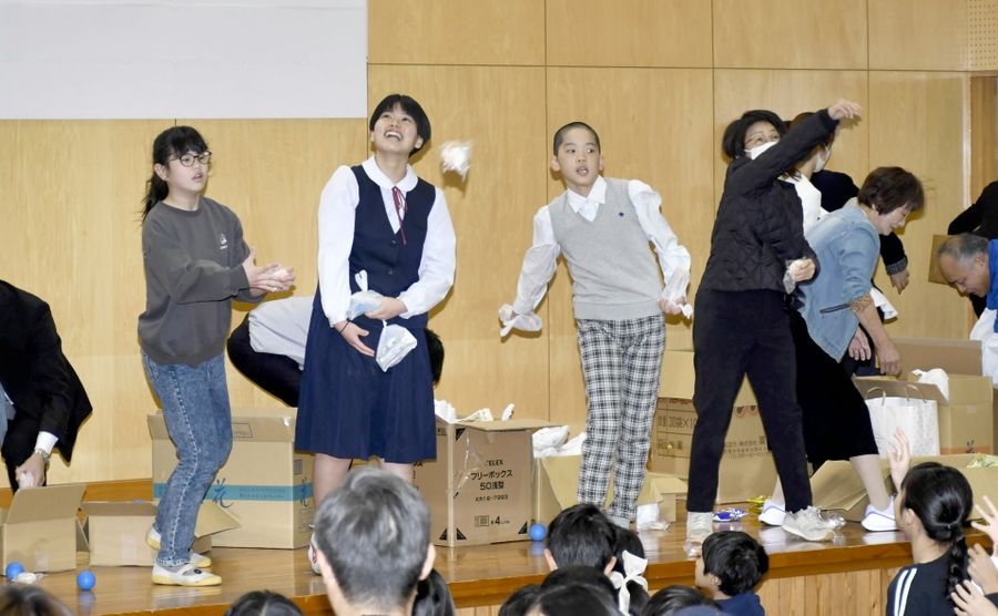 南小中学校の児童生徒=中央=らによる餅投げで盛り上がった閉校式(写真はいずれも須崎市の南中学校)