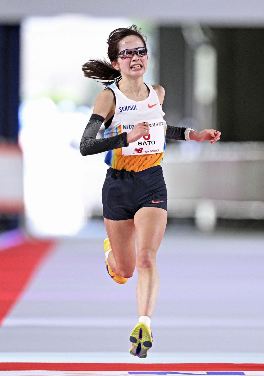 名古屋ウィメンズマラソンで日本勢最高の２位でゴールする佐藤早也伽選手＝３月８日、バンテリンドームナゴヤ