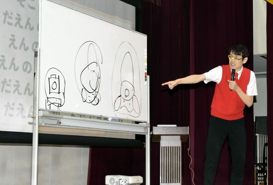 デジタル社会につながる正確な数学の大切さを、絵描き歌を通して伝える高田和典さん（北川村の村民会館）