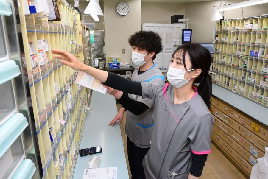 幡多けんみん病院に派遣された大阪赤十字病院の薬剤師ら（宿毛市山奈町芳奈）