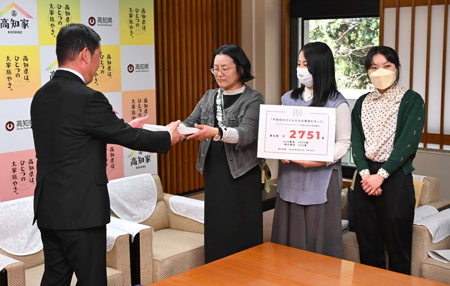 西森裕哉副知事に署名を渡す「不登校支援の充実を求める会」のメンバー