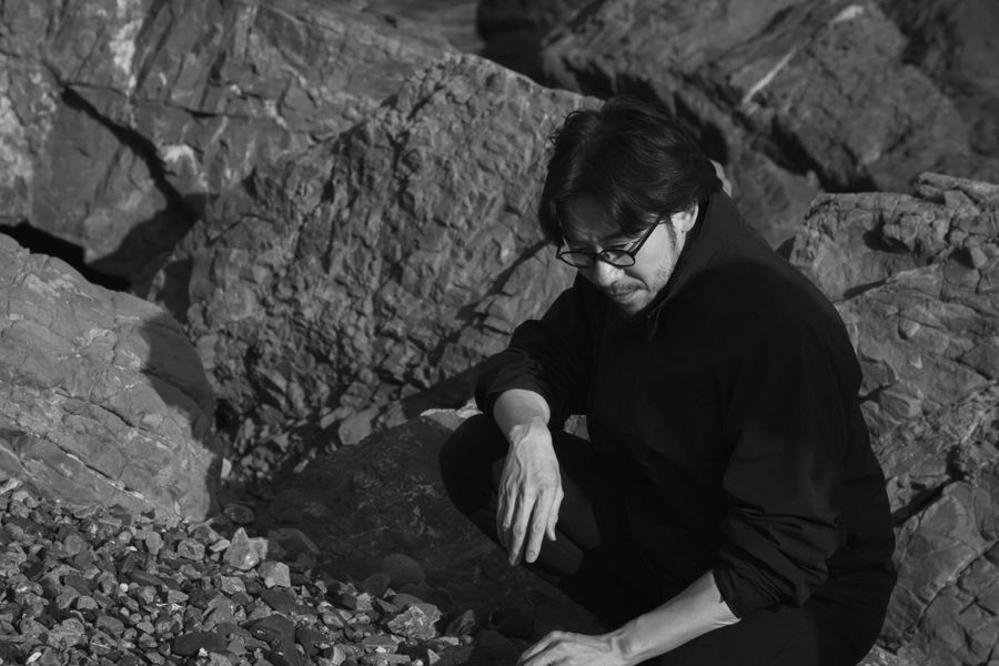 室戸市の元海岸で採石する青柳貴史さん（２０２５年１１月、製硯師オフィシャル提供）