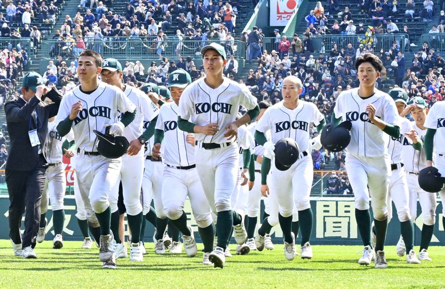 初出場で堂々と戦い、グラウンドを引き上げる高知農ナイン（甲子園球場＝新田祐也さつえい）