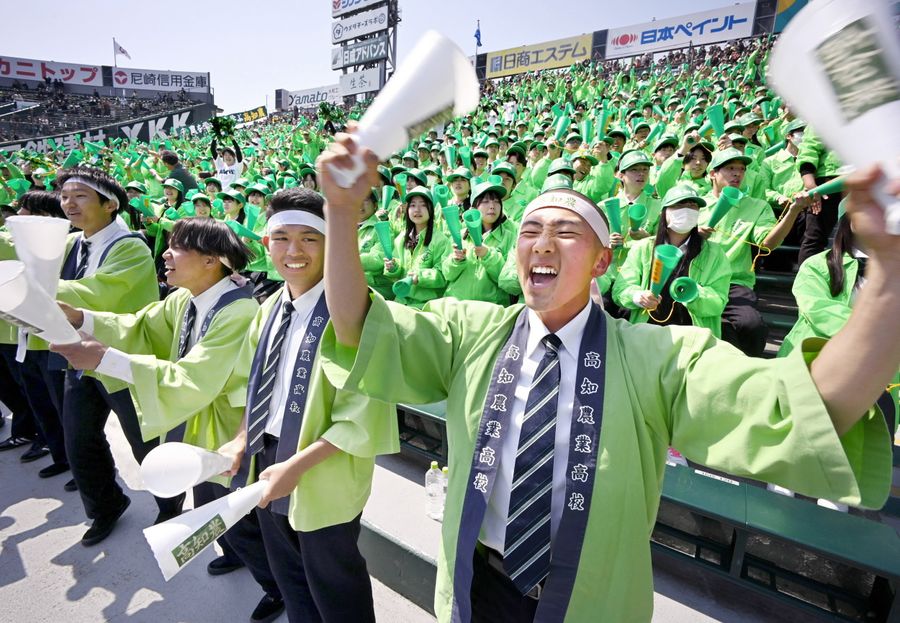 そろいのウインドブレーカーを着て、アルプススタンドを緑にそめた高知農応えん団