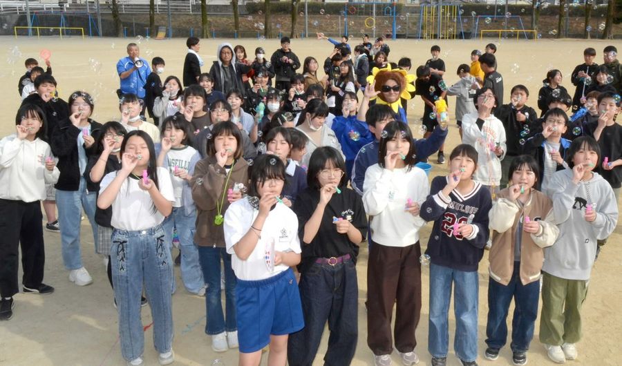 シャボン玉で楽しむ大津小６年の児童ら（高知市大津乙の大津小）