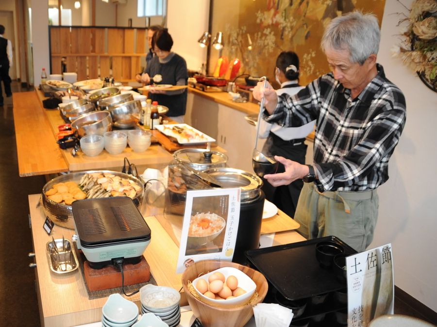 田舎ずしなど高知らしさを前面に出した朝食。各ホテルが強みを磨く（高知市升形のオリエントホテル高知）
