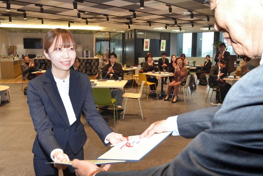 助成対象者に目録が手渡された「生命の基金」助成金贈呈式（高知市本町４丁目の高知新聞社）