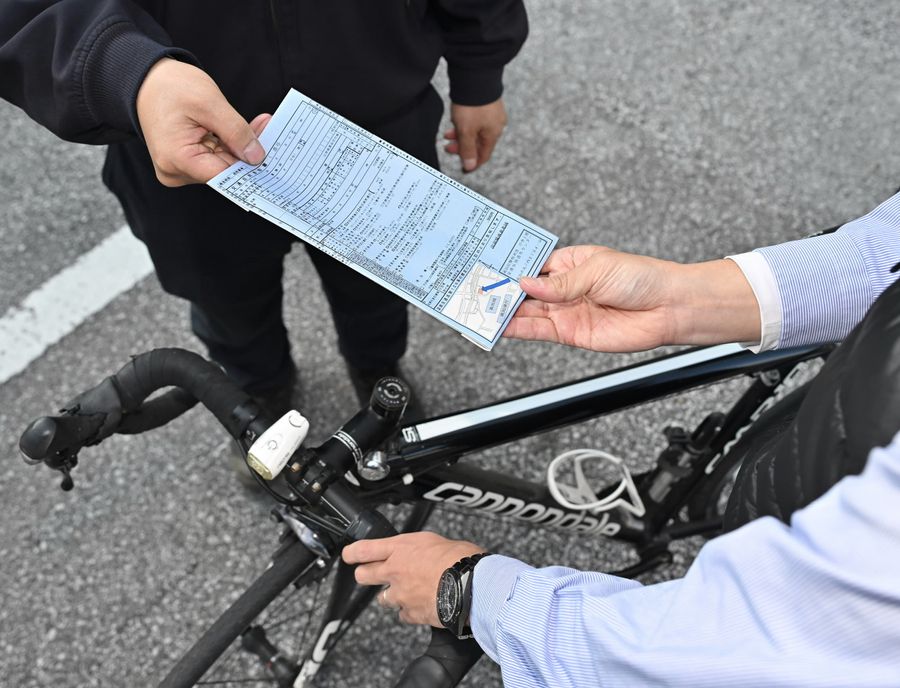 ４月からは危険な自転車の運転に青切符が適用される（河本真澄撮影）