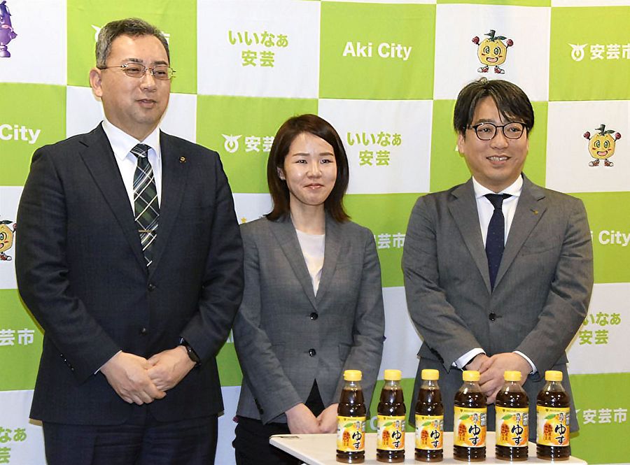 記者発表するミツカンの槙亮次社長=右、派遣される藤沢奈津子さん=中央=ら(安芸市役所)