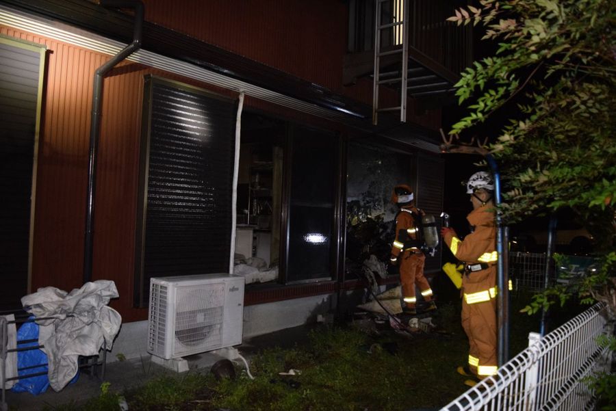 アパートの一室が燃えた火事現場(25日午後10時25分ごろ、南国市篠原)