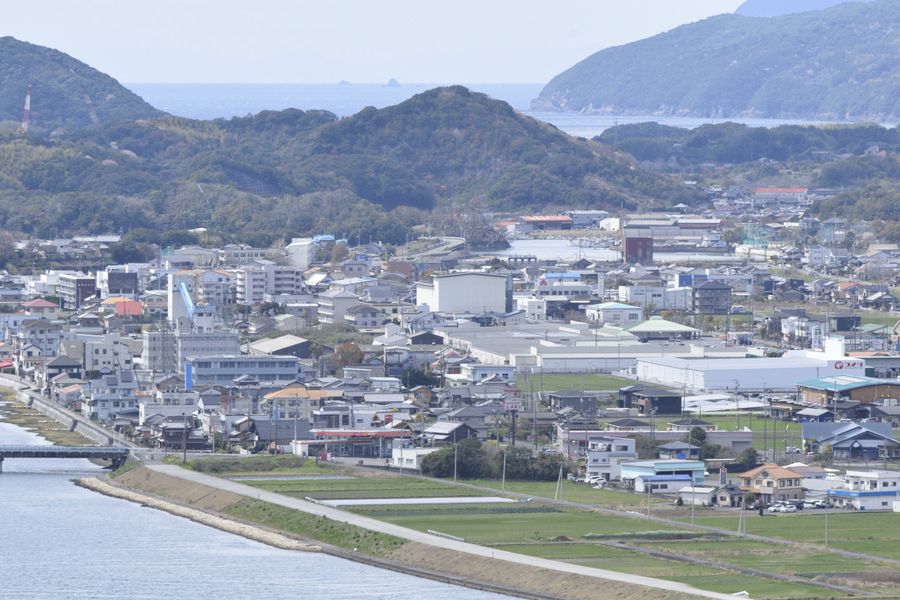 奥に見えるのは宿毛湾。手前は松田川。平野部の長期浸水が予測される宿毛市街