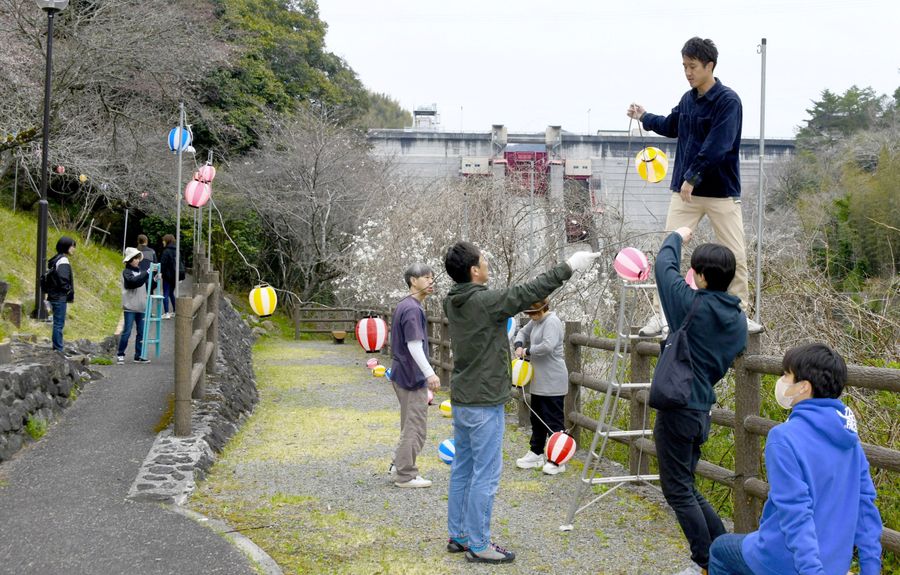 土佐鏡湖公園にちょうちんを設置するハチドリの会メンバーと住民ら（高知市鏡今井）