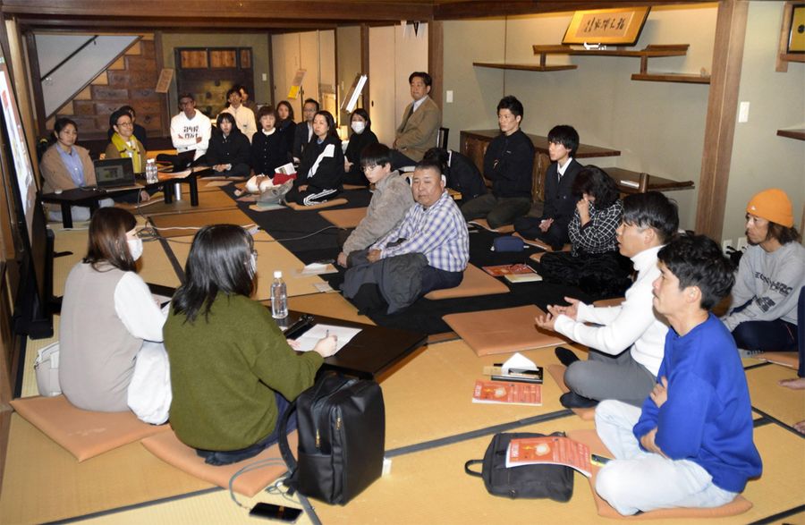 「まちづくり作戦会議」で意見を交わす幡多地域の住民ら（宿毛市中央３丁目の宿毛まちのえき林邸）