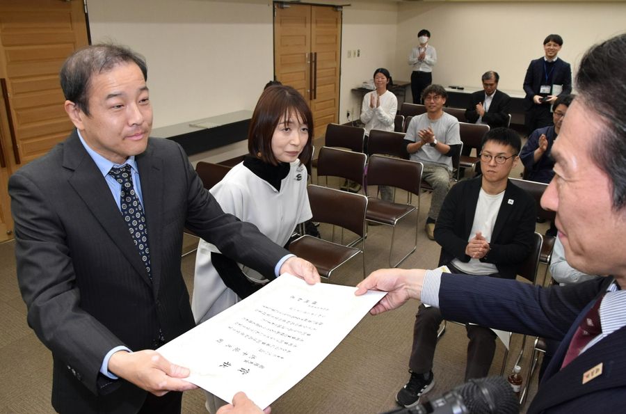 最優秀賞の表彰を受ける徳平能久さんら（高知市本町５丁目）