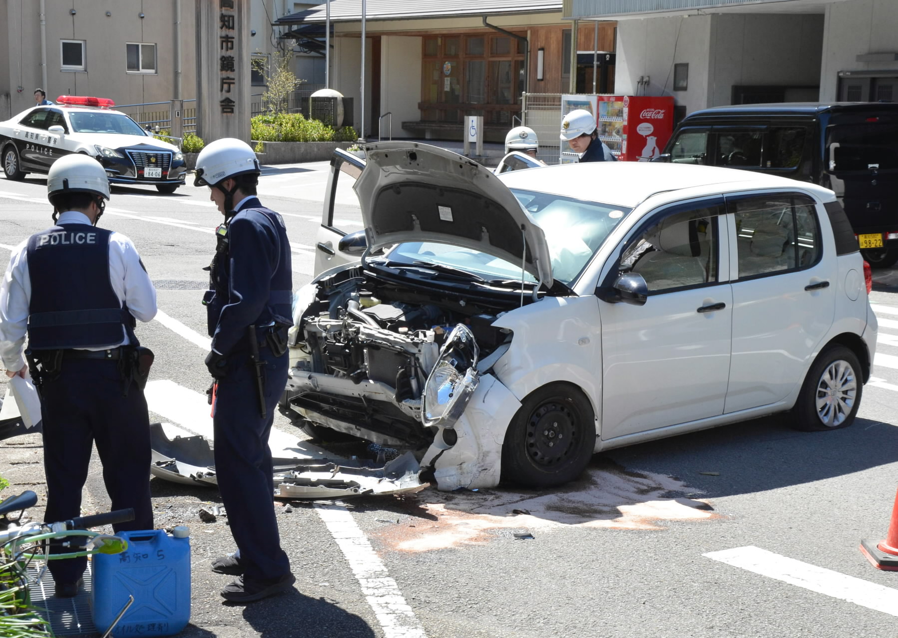 【中古】 交通事故　改訂版 車が縁石に衝突 運転の86歳男性が死亡 高知市鏡 | 高知新聞