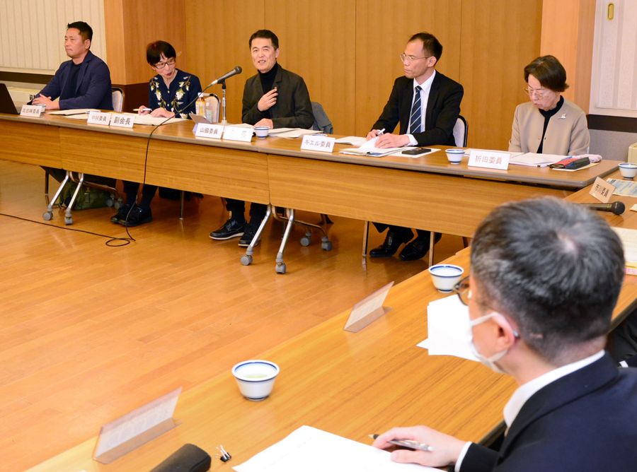 多文化共生推進プランについて有識者らが意見を交わした会議（高知市本町５丁目の高知会館）