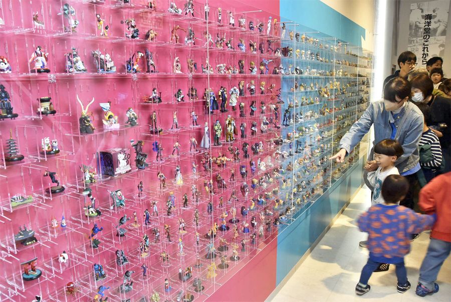 海洋堂の躍進とフィギュアの芸術的価値を高めるきっかけとなった「食玩」シリーズがずらり