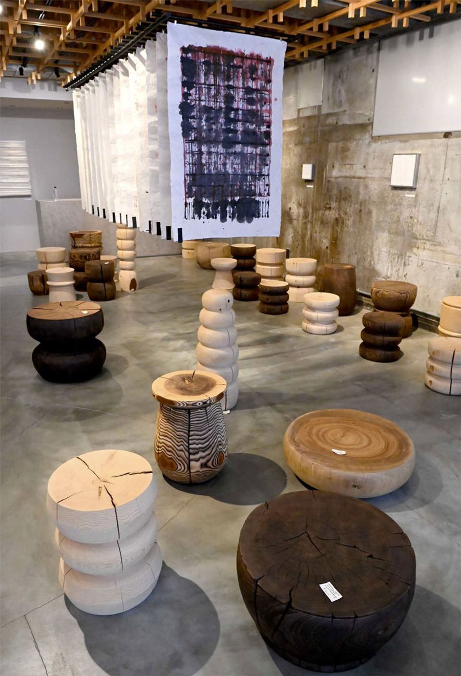 土佐和紙で作ったポスターや、高知県産材を用いたスツールなどが並ぶ２人展（高知市の「OKYAKU」）