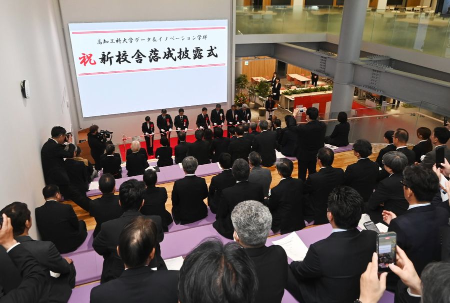 階段状のプレゼンテーションコートで行われた落成披露式(写真はいずれも高知市永国寺町)