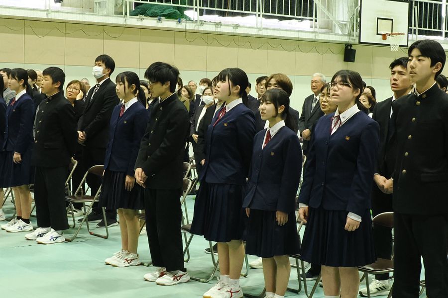 最後の校歌を歌う浦ノ内中学校の生徒（須崎市浦ノ内東分）