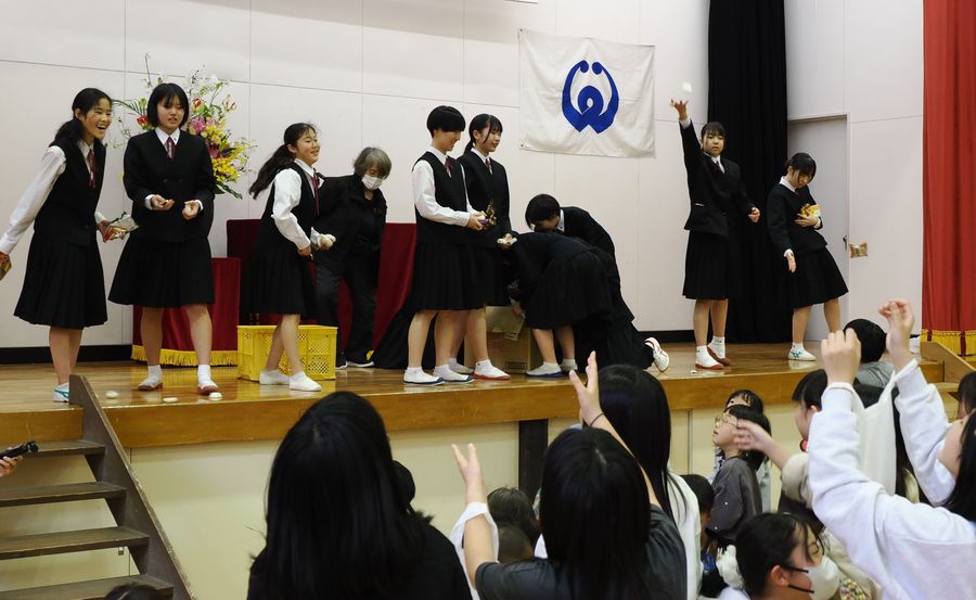 一緒に学んできた上分小学生らと「お菓子投げ」でお別れする上分中学生（須崎市上分甲）