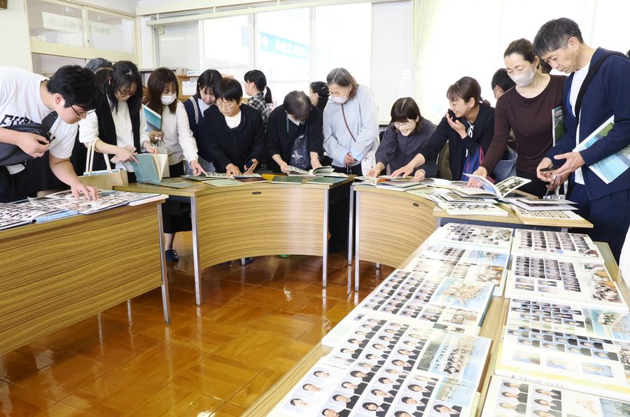 歴代の卒業アルバムを友人や親子で懐かしんだ（須崎市浦ノ内東分）