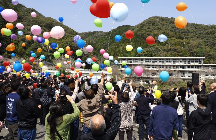 風船を飛ばして学びやに感謝した上分中学校の閉校記念式典（須崎市上分甲）