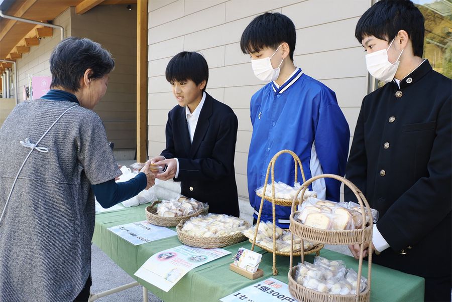 観光客らにお菓子で津野町をＰＲする葉山中２年生（佐川町加茂）